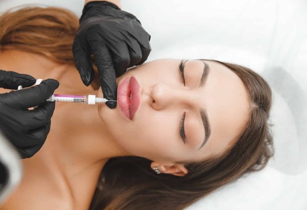 Comment éviter les cheveux plats et sans volume ?