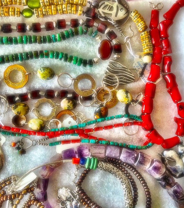 Comment choisir des bijoux adaptés à des tenues de travail formelles ?